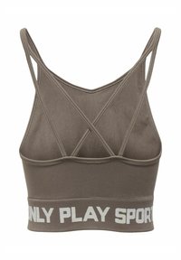 Brązowy stanik sportowy z plecakiem, z szerokim paskiem z białym napisem "ONLY PLAY SPORTS". Gładka tekstura materiału.