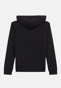 Hanorac negru cu buzunar tip cangur, manșete ribbate și glugă. Textură netedă dintr-un amestec de bumbac, iar partea din spate evidențiază detalii de cusătură.