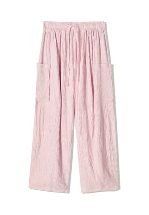 Pantaloni a gamba larga di tessuto rosa sgualcito con vita elastica e due tasche laterali. Il design presenta una vestibilità comoda e una texture morbida.