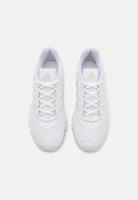 Scarpe sportive bianche con una tomaia in mesh testurizzato, dotate di lacci bianchi, colletto imbottito e dettagli dorati con il logo adidas.