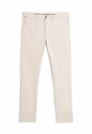 Beige chinos gemaakt van een katoenmix. Voorzien van een knoopsluiting, voorzakken en een recht model. Gestructureerd oppervlak.