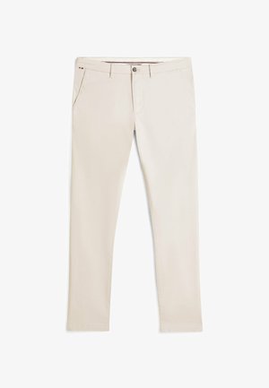 Beige chinos gemaakt van een katoenmix. Voorzien van een knoopsluiting, voorzakken en een recht model. Gestructureerd oppervlak.