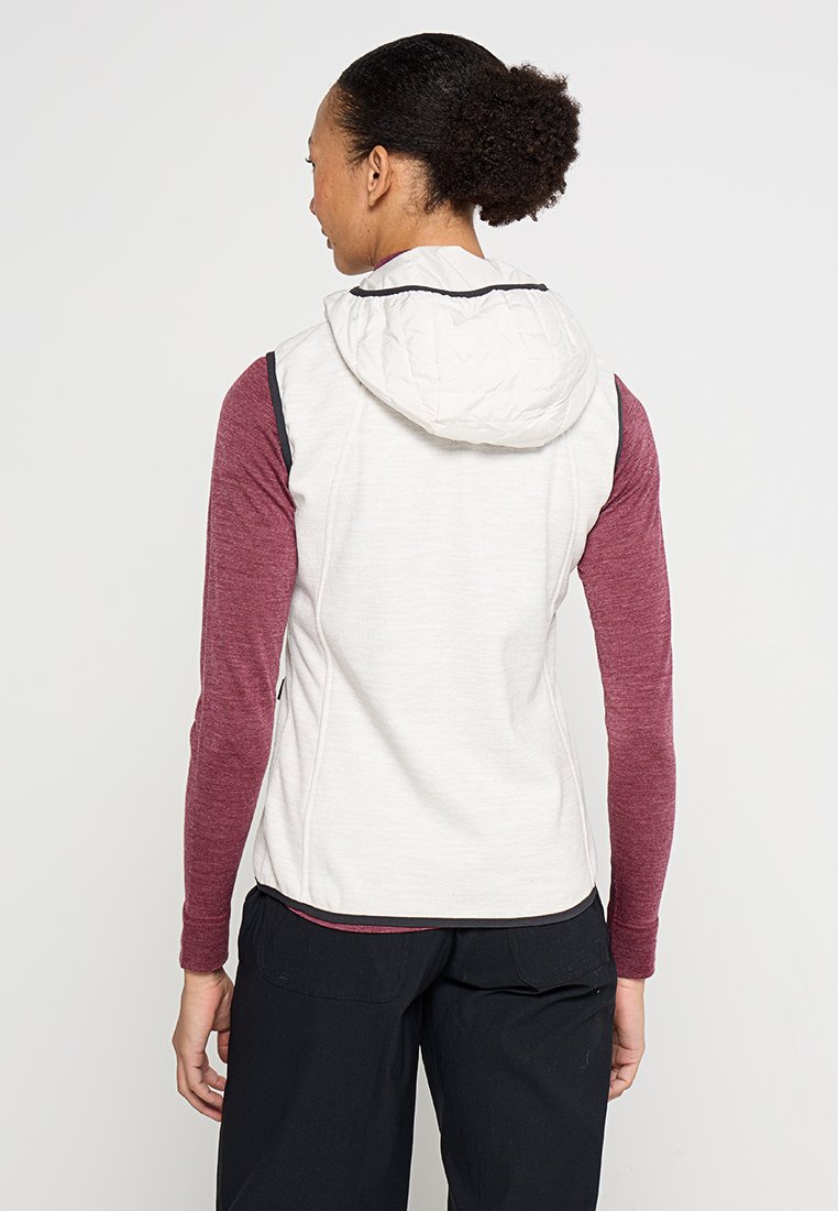 Gilet leggero e trapuntato color crema con cappuccio, dotato di un sottogiacca a maniche lunghe color bordeaux e dettagli neri, progettato per attività all'aperto.