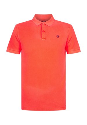 Korallinvärinen lyhythihainen poolopaita, jossa kaksi nappia kauluksessa ja pieni pyöreä logo vasemmassa rinnassa.