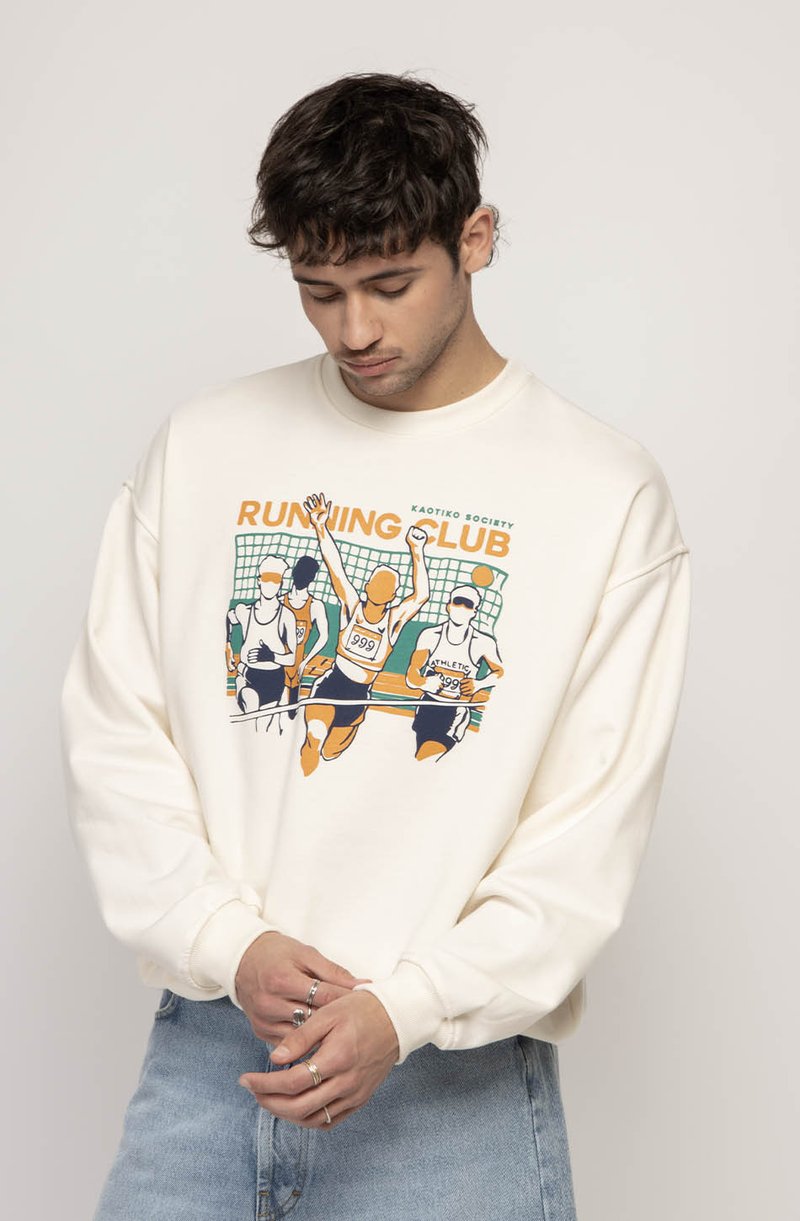 Sweatshirt de culoare crem cu un imprimeu grafic al alergătorilor și textul "RUNNING CLUB" în portocaliu și verde. Material moale cu manșete ribbate.