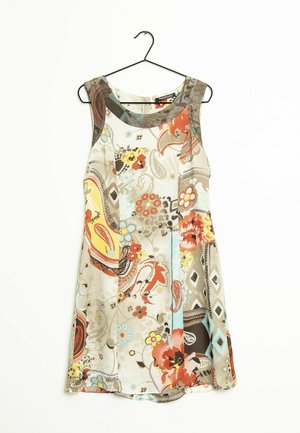 Ärmelloses, knielanges Kleid mit mehrfarbigen Blumen- und geometrischen Mustern, das an einem schwarzen Metallkleiderbügel vor einem weißen Hintergrund hängt.
