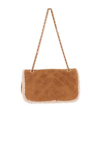 Bolso de hombro de ante marrón con correa de cadena dorada y borde de piel de oveja blanca, patrón de chevrón acolchado en la tapa frontal.