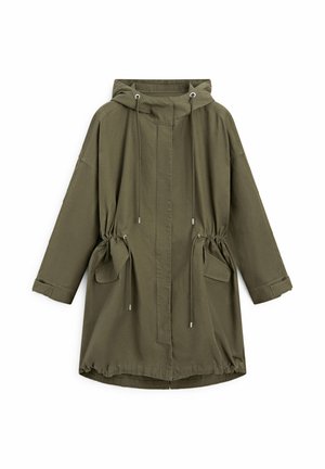 Olivově zelená kapucová parka se stahovacími šňůrkami na kapuci a v pase, klopovými kapsami, dlouhými rukávy s nastavitelnými manžetami a předním zapínáním na zip.