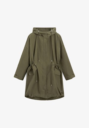 Olivengroene parka met capuchon, voorzien van trekkoorden bij de capuchon en taille, klepzakken, lange mouwen met verstelbare manchetten en een ritssluiting aan de voorkant.