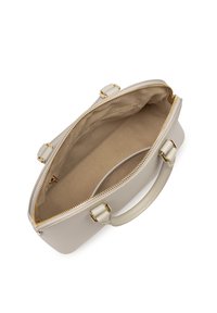 Sac à main en cuir crème avec fermeture éclair, quincaillerie dorée et un intérieur spacieux doté d'un revêtement en tissu lisse.