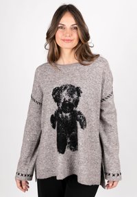 Grauer Strickpullover mit einem schwarzen Teddybär-Graphic, filigranen Nähten entlang der Ärmel und einer lockeren Passform mit Seitenschlitzen.
