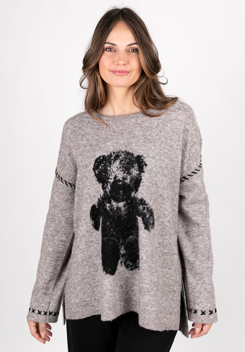Grauer Strickpullover mit einem schwarzen Teddybär-Graphic, filigranen Nähten entlang der Ärmel und einer lockeren Passform mit Seitenschlitzen.