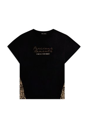 Camiseta negra de manga corta con el texto "Precious Moments EVERYDAY WITH FREDDY" y paneles con estampado de leopardo en los laterales inferiores.