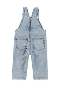 Denim overaller i ljusblått, med justerbara remmar, en rundad rygg, vida ben och två bakfickor med sömnadsdetaljer.