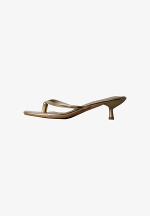 Goudkleurige metallic teenslipper met lage kittenhak en vierkante neus, in zijaanzicht op een effen witte achtergrond.