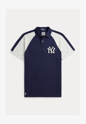 Tumesinine polo-särk valgete raglaanvarrukatega, New York Yankeesi logo rinnal ning väike Polo Ralph Laureni embleem ääre lähedal.