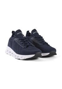Zapatillas deportivas azul marino con parte superior de malla perforada, suela blanca y detalles de goma negra. Cuenta con cordones y una lengüeta para facilitar el calzado.