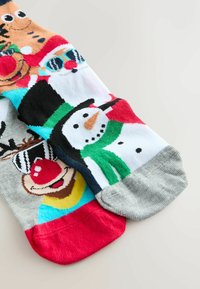 Spalvingos medvilninės kojinės su animacinių filmukų personažais: elniu, sniego seniu ir klounu. Dizainai apima ryškias spalvas, raštus ir tekstūras.