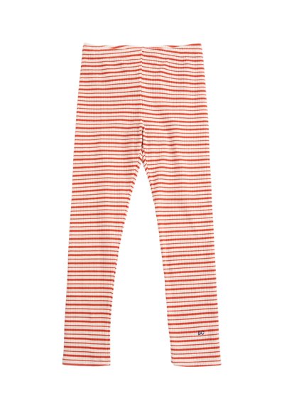 Leggings côtelés à rayures horizontales rouges et blanches avec un petit logo "BC" près de l'ourlet inférieur sur une jambe.