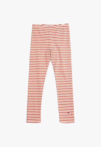 Leggings côtelés à rayures horizontales rouges et blanches avec un petit logo "BC" près de l'ourlet inférieur sur une jambe.