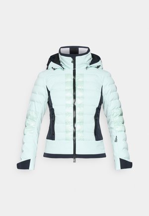 Chaqueta acolchada de color azul claro con detalles en azul marino, cierre completo, capucha y bolsillos con cremallera. Presenta una textura brillante en el panel frontal.