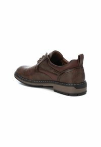 Zapato de cuero marrón con un acabado suave, punta redonda, diseño de perfil bajo, costuras en contraste y acentos texturizados en el cuello.