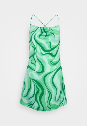 Robe verte avec des motifs ondulés dans diverses nuances de vert. Tissu léger et lisse ; bretelles spaghetti ; design évasé mettant en valeur le mouvement.