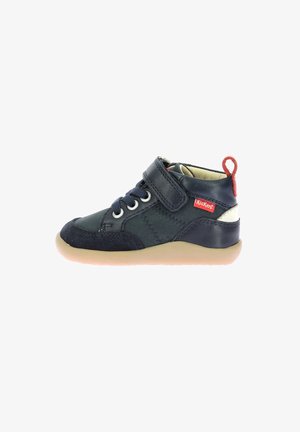 Scarpa da ginnastica per bambino in blu navy con suola beige, lacci, cinturino in velcro, linguetta rossa e logo Kickers rosso sul lato.