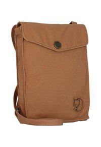 Borsa a tracolla in tela marrone con chiusura a patta, dotata di una clip metallica, tracolla regolabile e un logo a forma di volpe sul davanti.