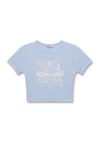 Camiseta corta de color azul claro con textura acanalada, que presenta un gráfico blanco de un coche descapotable, palmeras y el texto "SURF CAMP."