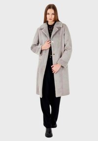 Cappotto grigio di media lunghezza con una texture morbida, colletto a punte, maniche lunghe e due tasche frontali; presenta bottoni dorati.