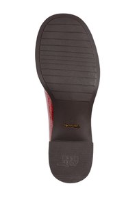Suola rossa di scarpe con gomma testurizzata per una presa migliore, caratterizzata da un marchio impresso e indicazioni di taglia; finitura liscia con un motivo distintivo sul lato.