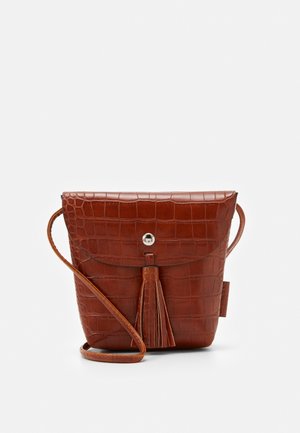 Borsa a tracolla marrone in similpelle con texture a coccodrillo, chiusura magnetica, dettaglio con nappina frontale e tracolla sottile regolabile.