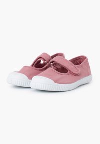 Zapatillas de lona rosas con un diseño ligero, que cuentan con una suela de goma blanca y una única correa de velcro para facilitar su uso.