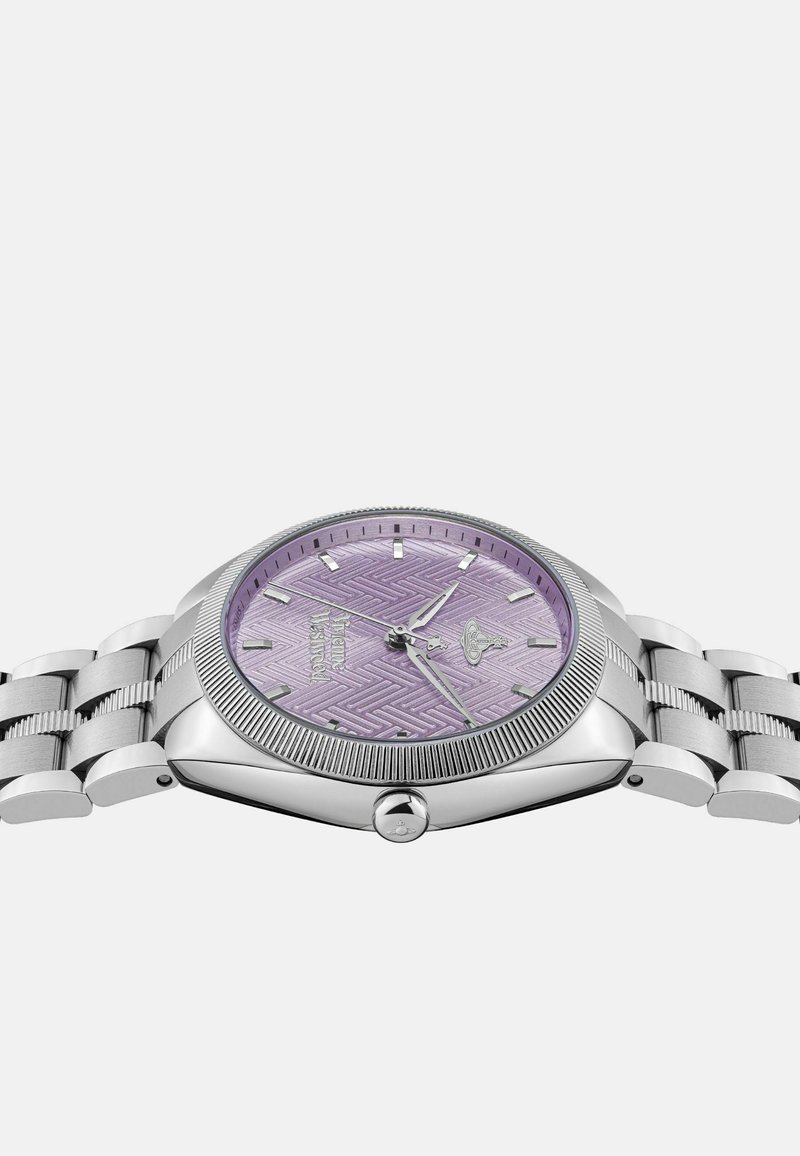 Orologio in acciaio inossidabile argenteo con quadrante testurizzato viola caratterizzato da un motivo a spina di pesce, bracciale in acciaio inossidabile e lunetta scanalata.