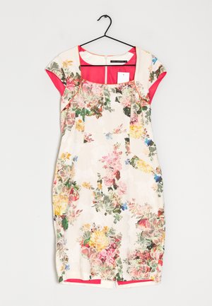 Vestido floral en crema con vivos acentos en rosa. Presenta mangas cortas, un escote cuadrado y un diseño ajustado. Patrón floral notable en todo el vestido.