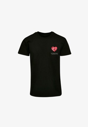 Sort bomulds t-shirt med et hjertedesign med et tyrkisk flag mønster og ordet "TÜRKİYE" i hvidt under hjertet.