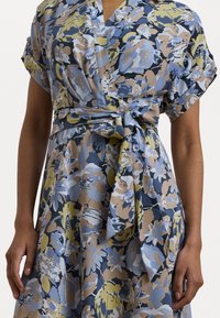 Lauren Ralph Lauren Petite FRATILLIO FLORAL BELTED CREPE DRESS - Vapaa-ajan mekko - blue multi