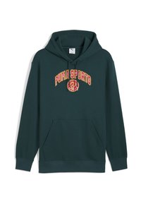 Sudadera verde con bolsillo canguro, capucha con cordón y un gran logo "PUMA SPORTS" en rojo y amarillo en el pecho. Material suave.