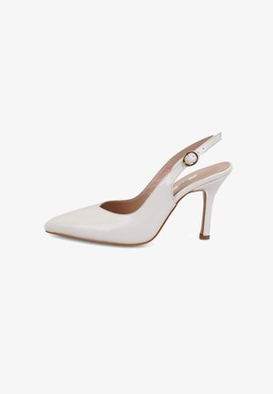 Escarpin à talon haute en cuir verni blanc avec un bout pointu, présentant un design découpé et un accent métallique circulaire sur la sangle.
