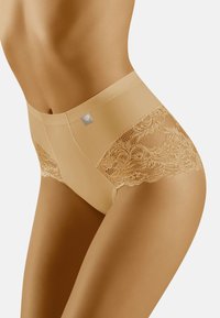 Beige hochtaillierte Unterwäsche aus glattem Mikrofaserstoff mit zarter Spitzenverzierung an den Seiten. Mit einem kleinen silbernen Logo auf dem Bund.