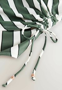 Unselected, green cream stripe