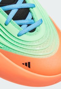 Scarpa sportiva con un design stratificato in verde menta e arancione, con una tomaia texturizzata, lacci blu e interni neri. Logo sul lato.