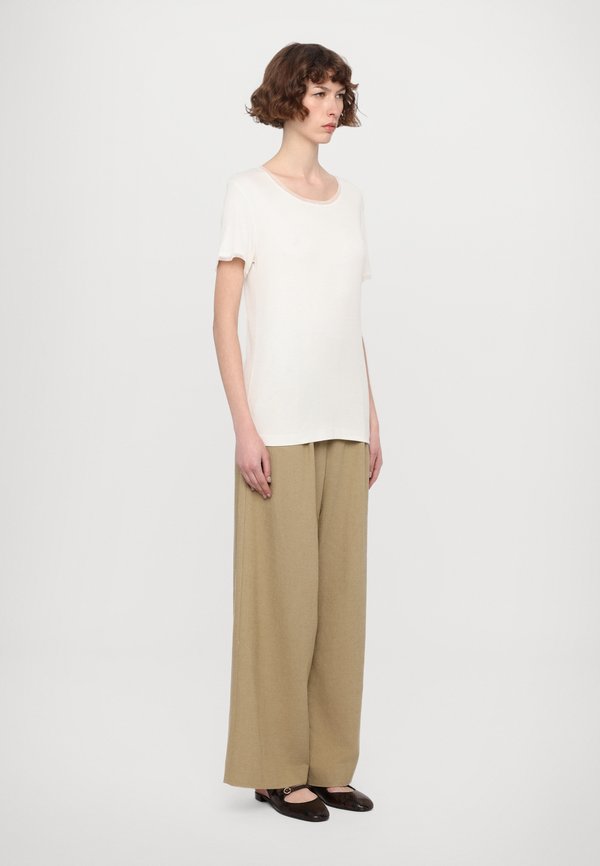 Basic T-shirt - cloud dancer3