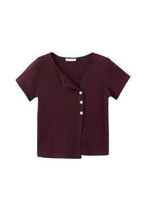 Bordeauxrode geribbelde top met korte mouwen, ronde halslijn en drie witte knopen die gedeeltelijk aan de voorkant vastzitten.