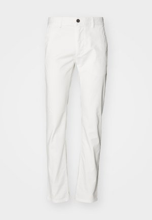 Calças brancas de algodão com um corte reto, apresentando fecho de botão e bolsos, textura suave e estilo minimalista.