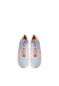 Sneakers con una parte superiore in pelle blu e rosa, dettagli beige, lacci e suola testurizzata; presentano un design intagliato e dettagli del logo.
