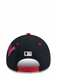 Cappellino da baseball nero con dettagli rossi, con "W!" ricamato in rosso e blu, e un'etichetta bianca del logo MLB sul retro. Chiusura snapback.