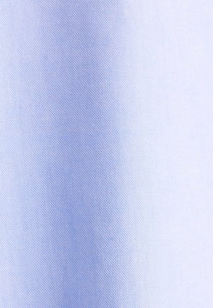 Lichtblauwe stof met een fijne, gestructureerde weef. Het oppervlak lijkt glad met een lichte glans en een consistente kleur overal.