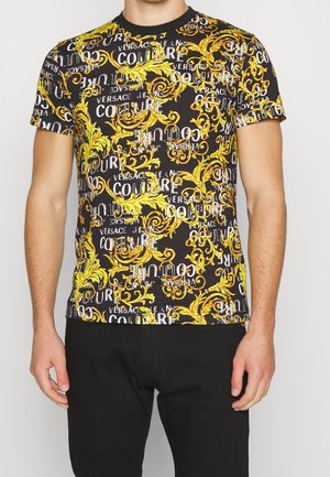 Schwarzes Kurzarm-T-Shirt mit goldenen Barockmustern und weißem Text "VERSACE JEANS COUTURE". Rundhals-Design. Glatter Stoff.